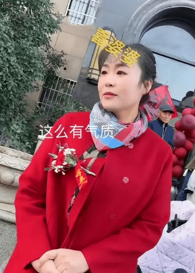 江苏：喜婆婆美若天仙一瞥间魅力四射摄影师：心都碎了(图2)