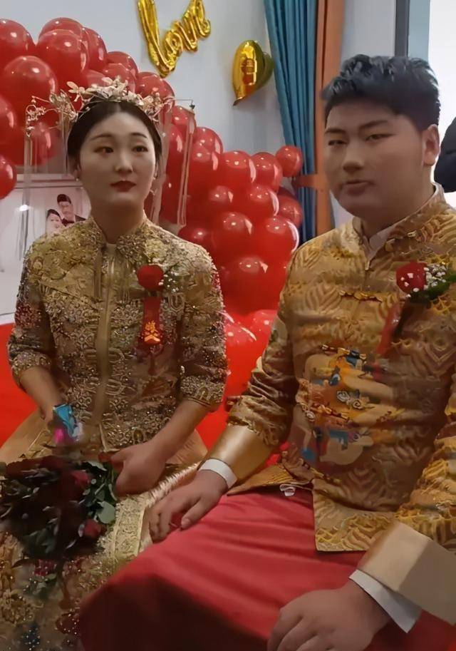 大衣哥儿媳亮相婚后第二天终于露笑穿一身黑不喜庆婆婆却宠她(图2)