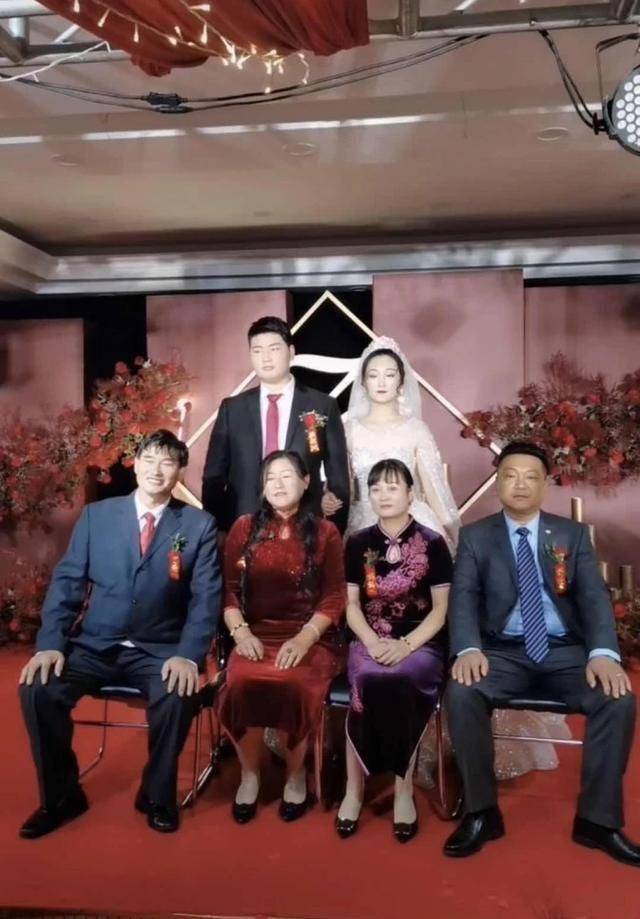 大衣哥儿媳亮相婚后第二天终于露笑穿一身黑不喜庆婆婆却宠她(图3)