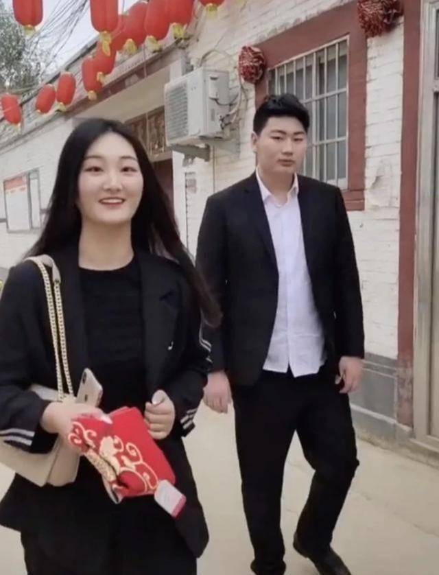 大衣哥儿媳亮相婚后第二天终于露笑穿一身黑不喜庆婆婆却宠她(图7)