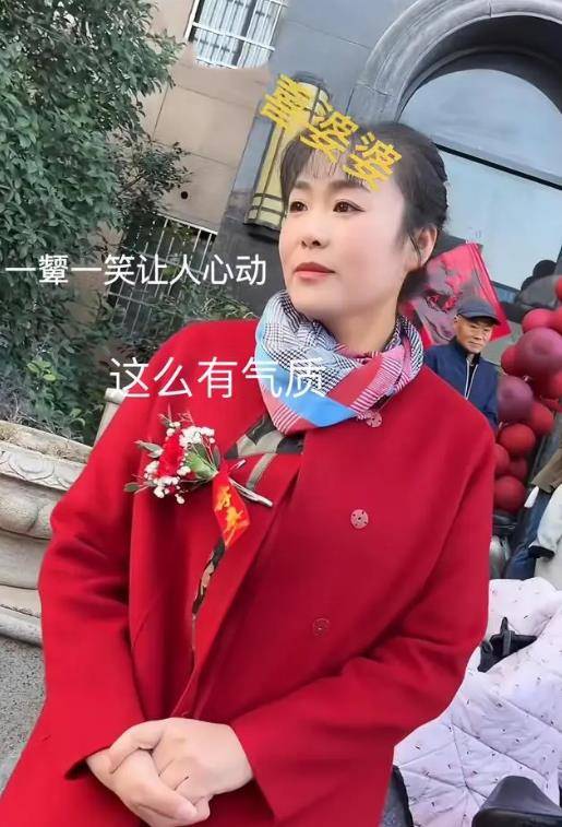 婆婆太美抢镜新娘？江苏婚礼现场惊现高颜值喜婆婆(图2)