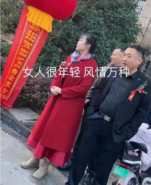 婆婆太美抢镜新娘？江苏婚礼现场惊现高颜值喜婆婆(图4)