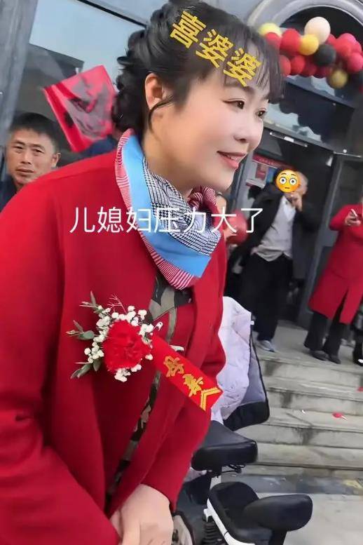 婆婆太美抢镜新娘？江苏婚礼现场惊现高颜值喜婆婆(图3)