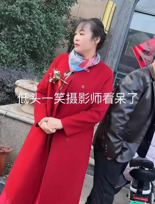 婆婆太美抢镜新娘？江苏婚礼现场惊现高颜值喜婆婆(图5)